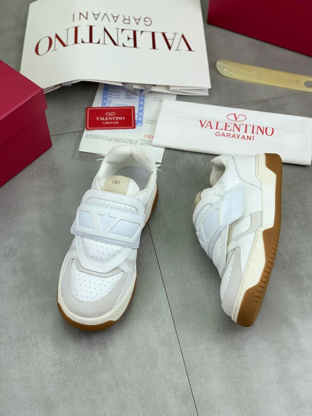 Men's men's shoes 💰P680 New Valentino 𝑶𝒏𝒆𝑺𝒕𝒖𝒅 Couple's sports shoes series Valentino 2025 new couple's sports shoes are on sale. The original ZP purchase and dismantling. Repeated pattern making and modification. 1:1 restoration! Top luxury masterpiece Velcro design Soft and comfortable imported calfskin brings excellent elegant texture and excellent on-foot comfort Top purchasing version upper: imported calfskin surface/original oil edge craftsmanship Lining: water-dyed sheepskin lining Outsole: original development 𝐓𝐏𝐔 two-color combination outsole Packaging: original configuration complete package Code number: 35-46
